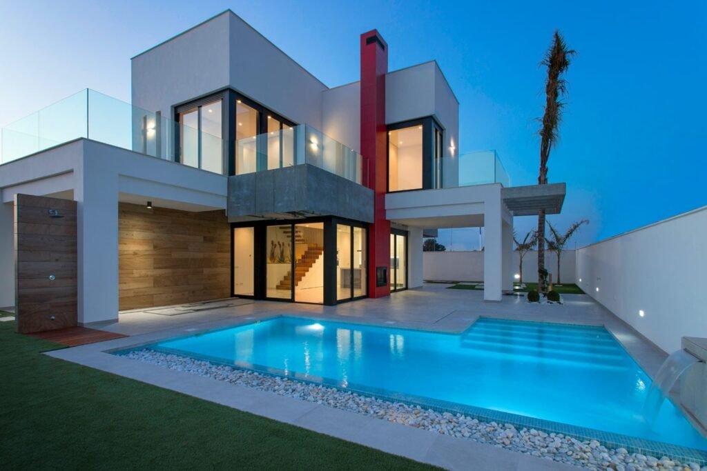 Casa moderna con piscina y exterior contemporáneo al atardecer