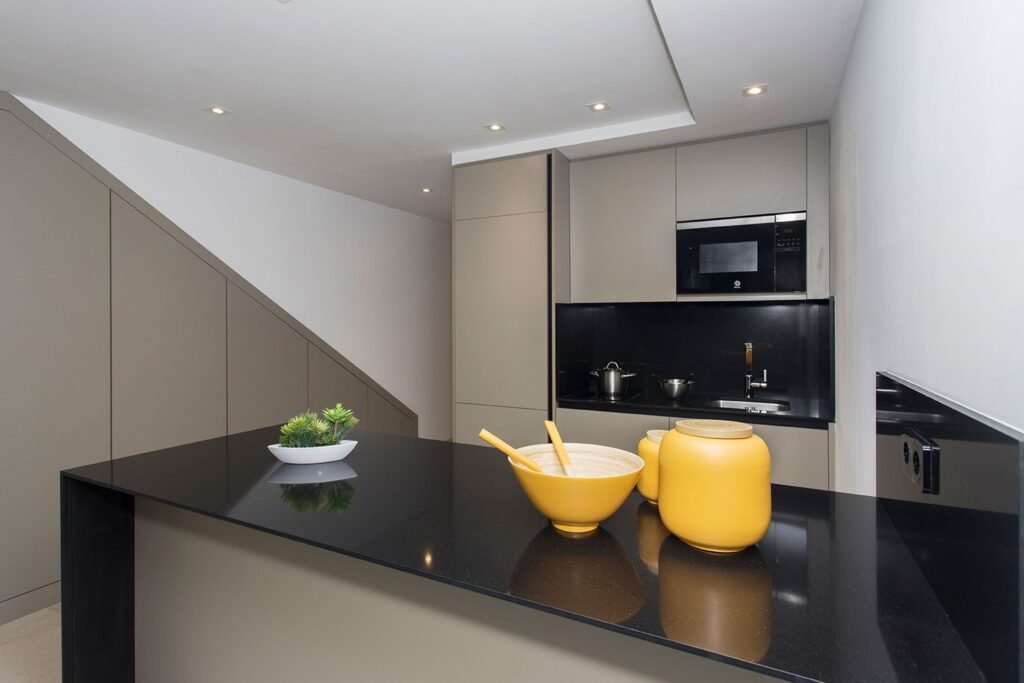 Estilo futurista y elegante en una cocina de diseño totalmente negra mate, realzada con líneas de iluminación LED perimetral oculta
