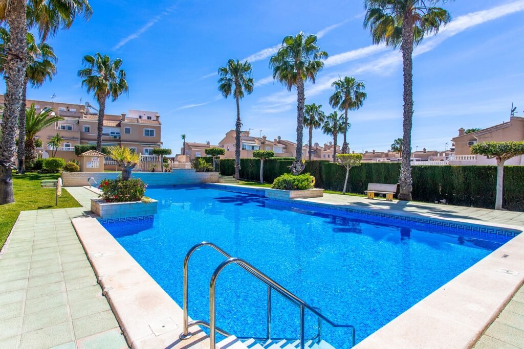 Chalet Unifamiliar con Piscina en Alicante