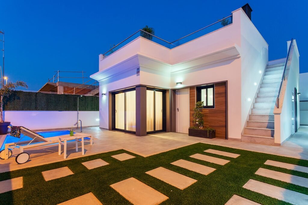 Vivienda Unifamiliar con Jardín al Atardecer