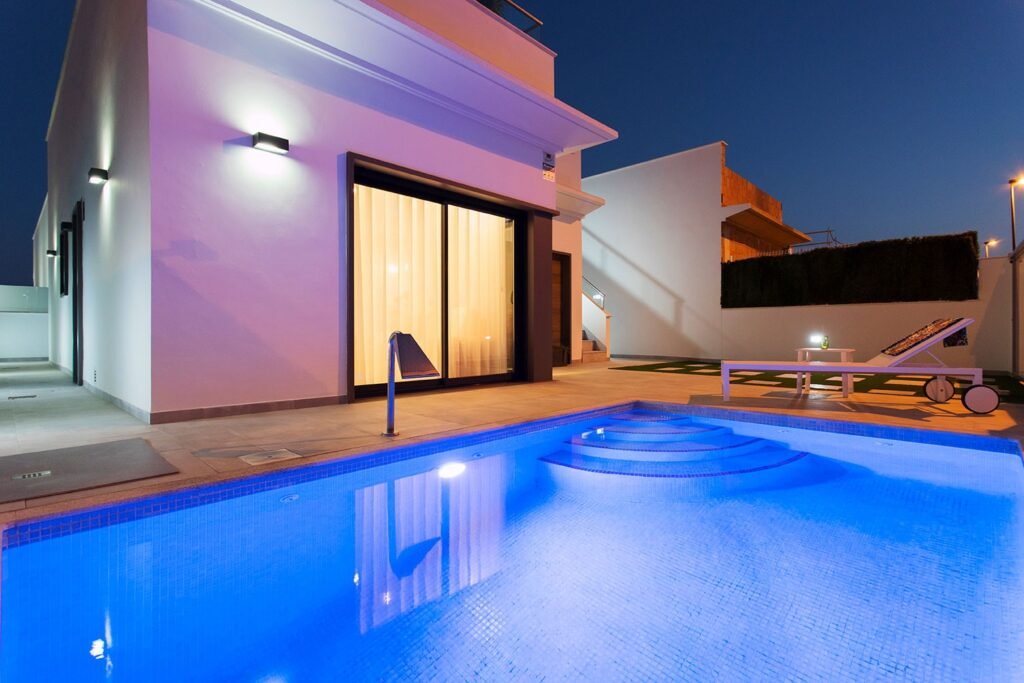 Arquitectura Moderna y piscina iluminada