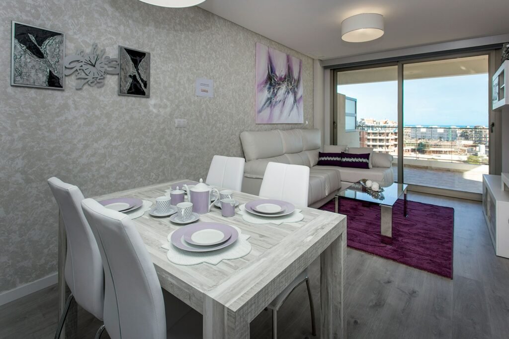 Decoración de salón funcional con mesa de comedor para seis comensales, sofás cómodos y amplios ventanales