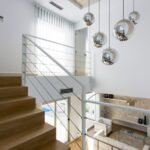 Escalera de diseño con lámparas colgantes – fotografía inmobiliaria para vídeo con IA