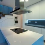 Cocina moderna con iluminación LED – fotografía inmobiliaria profesional