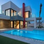 Fachada de villa moderna con piscina a la hora azul – fotografía inmobiliaria