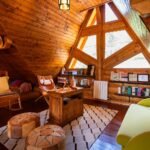 Finca 11 Salón rústico con librería de madera – fotografía inmobiliaria de interiores