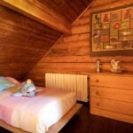 Finca 14 Dormitorio abuhardillado de madera con radiador – fotografía inmobiliaria de interiores