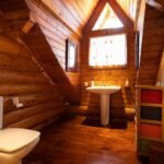 Finca 15 Dormitorio abuhardillado de madera con ventana – fotografía inmobiliaria de interiores