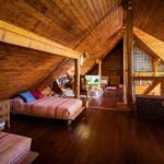 Finca 16 Dormitorio abuhardillado de madera con camas dobles – fotografía inmobiliaria de interiores