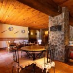 Finca 5 Comedor rústico con mesa de madera – fotografía inmobiliaria de interiores