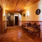 Finca 6 Sala de estar rústica con chimenea – fotografía inmobiliaria de interiores