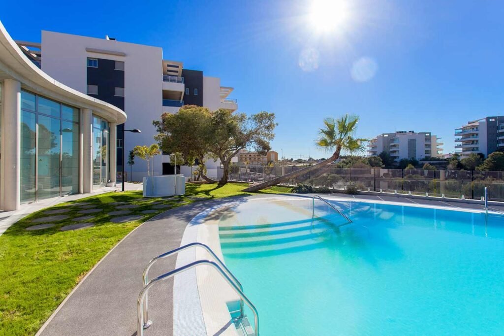 edificio con piscina en Orihuela Costa
