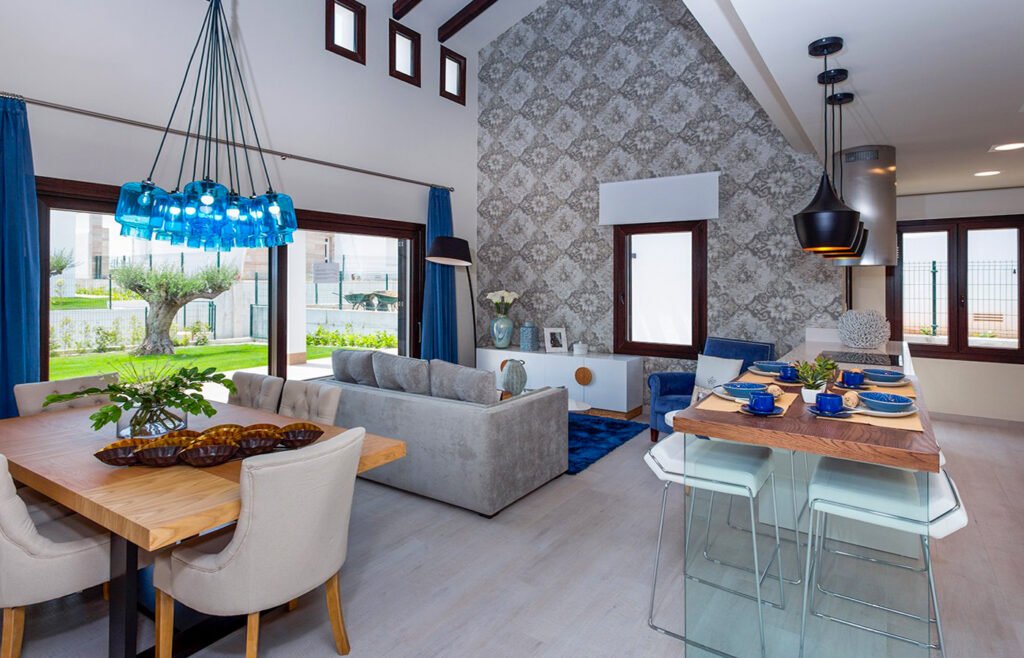 Salón comedor de concepto abierto con mesa de madera y sofás grises