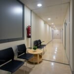 Pasillo de clínica con puertas blancas – fotografía profesional de interiores sanitarios