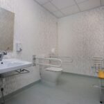 Pasillo de clínica con puertas blancas – fotografía profesional de interiores sanitarios