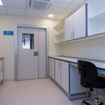 Consulta médica con escritorio y mobiliario clínico – fotografía profesional de interiores sanitarios
