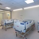 Habitación de clínica con cama articulada – fotografía profesional de interiores sanitarios