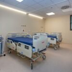 Habitación de clínica con cama articulada – fotografía profesional de interiores sanitarios