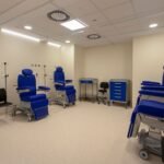Sala de tratamiento con sillones clínicos azules – fotografía profesional de interiores sanitarios