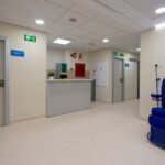 Mostrador de recepción y sala de espera de clínica – fotografía profesional de interiores sanitarios