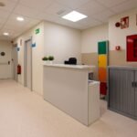 Recepción de clínica con paneles de colores – fotografía profesional de interiores sanitarios