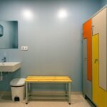 Vestuario con taquillas de colores en clínica – fotografía profesional de interiores sanitarios