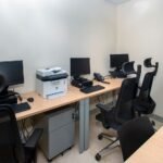 Consulta médica con escritorio y mobiliario clínico – fotografía profesional de interiores sanitarios