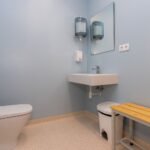 Baño de clínica con lavabo – fotografía profesional de interiores sanitarios