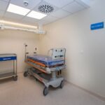 Habitación de clínica con cama articulada – fotografía profesional de interiores sanitarios