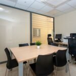 Consulta médica con celosía separadora – fotografía profesional de interiores sanitarios