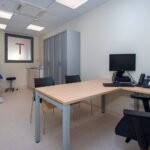 Consulta médica con escritorio y mobiliario clínico – fotografía profesional de interiores sanitarios