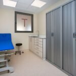 Sala de exploración con camilla – fotografía profesional de interiores sanitarios
