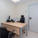 Consulta médica con escritorio y mobiliario clínico – fotografía profesional de interiores sanitarios