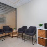 Zona de espera con sillas en clínica – fotografía profesional de interiores sanitarios