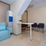 Zona de espera con sillas en clínica – fotografía profesional de interiores sanitarios