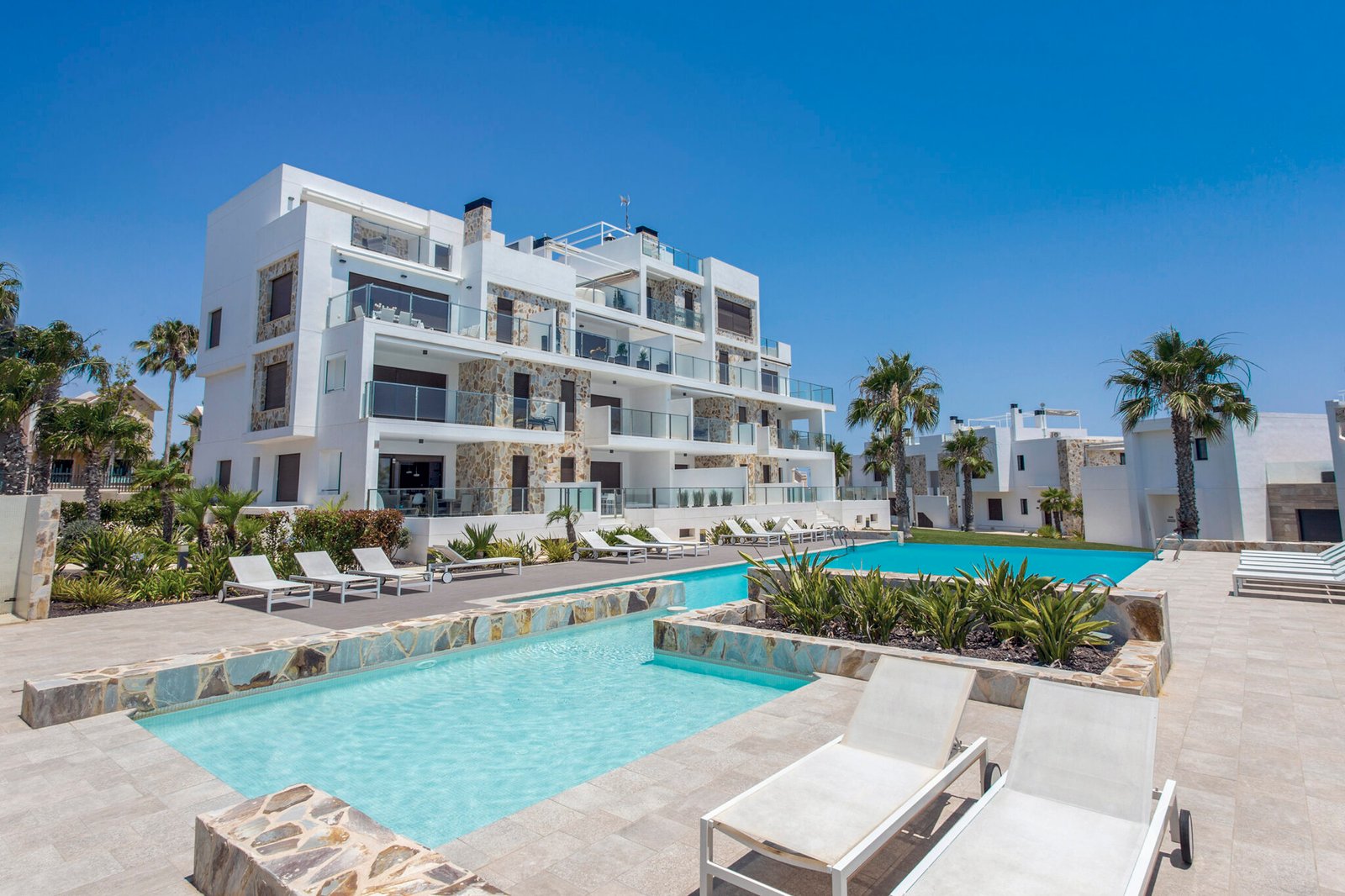 Edificio de apartamentos con piscina en Orihuela Costa, archivo sin editar
