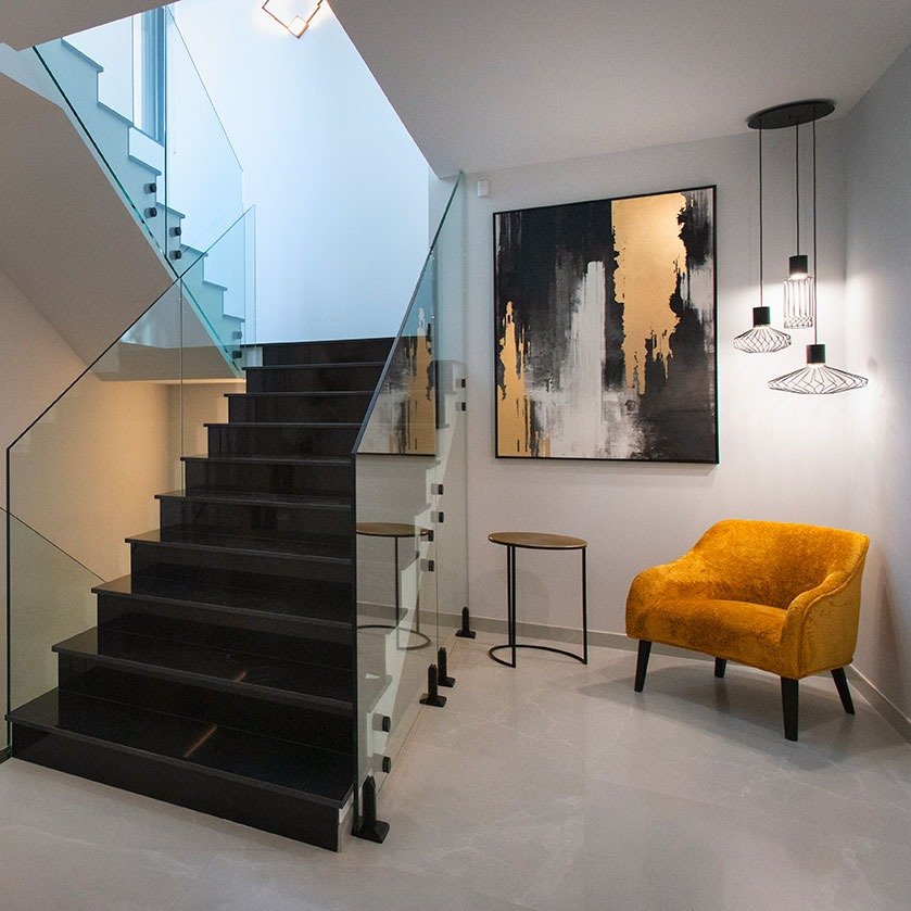 Recibidor decorado de una vivienda fotografiado para un anuncio inmobiliario en Alicante